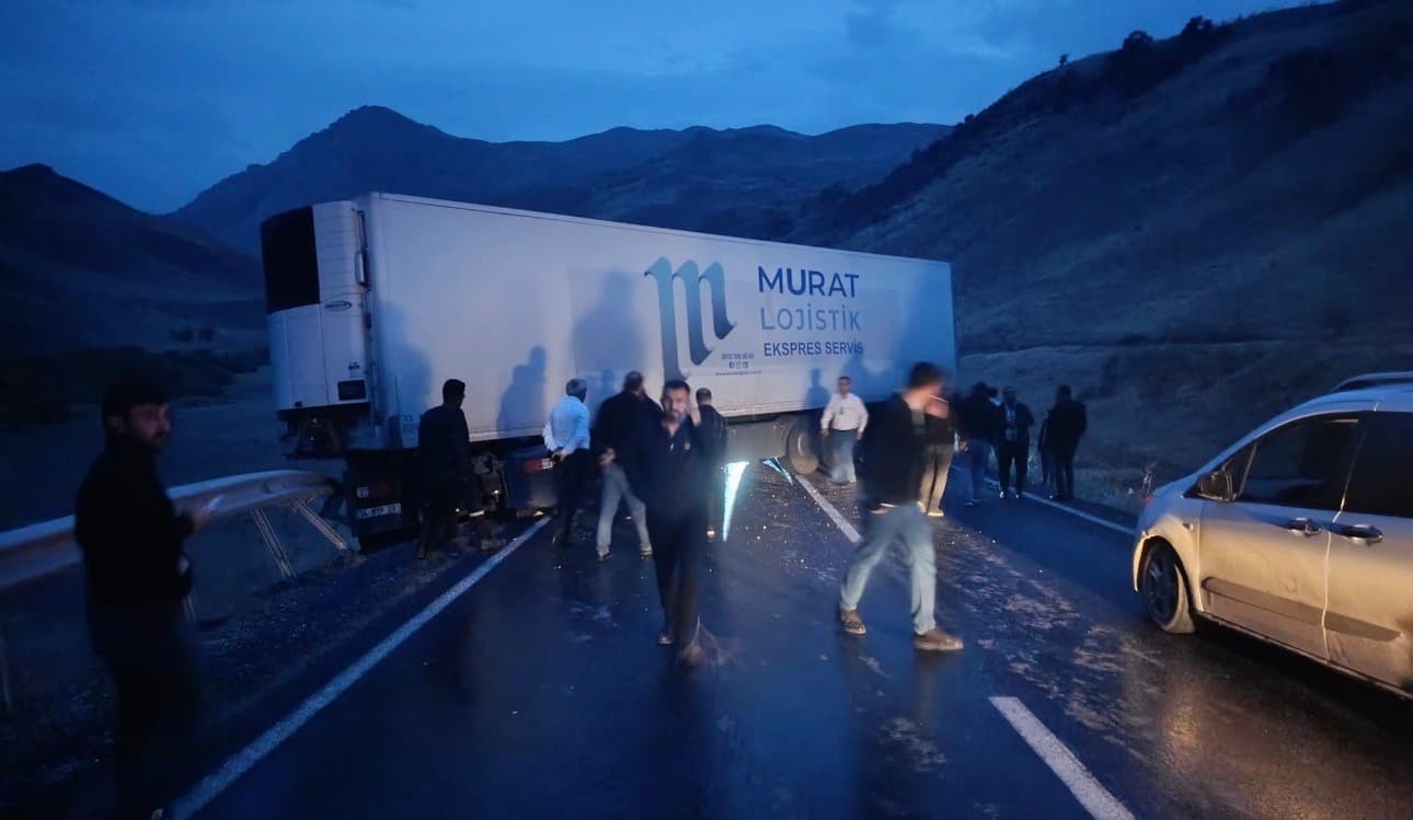 Yüksekova-Van Karayolunda Tır Kazası: Trafik Durma Noktasına Geldi
