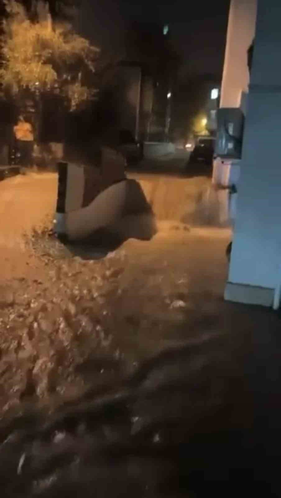 Kocaeli'de Şiddetli Sağanak: Sokaklar Suyla Kaplandı