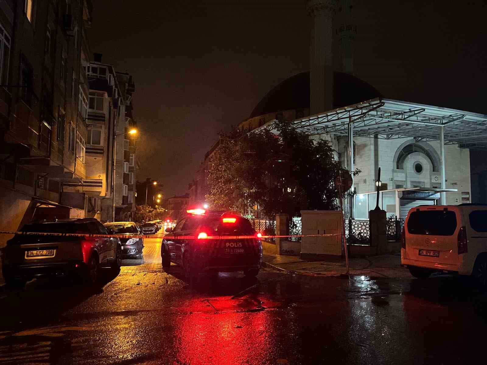 Küçükçekmece'de Minareden Düşen Kurşun Levhalar Yolu Kapattı