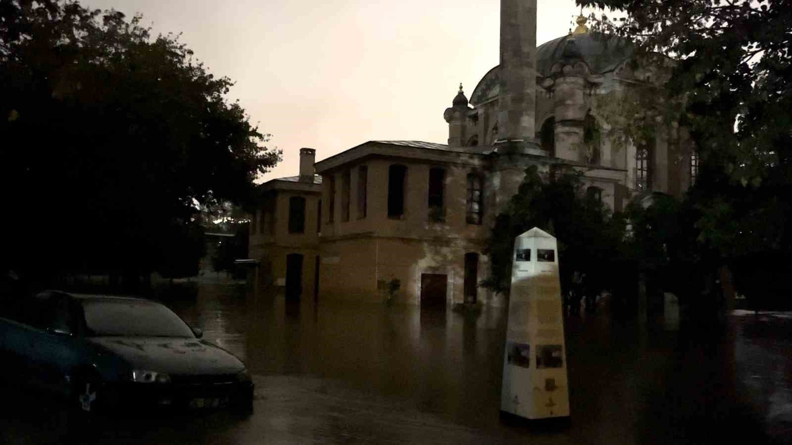 Kağıthane'de Şiddetli Yağış: Tarihi Sadabad Camisi ve Sedef Atölyesi Su Altında Kaldı