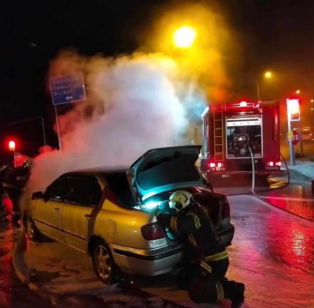 Acıpayam'da Otomobil Yangını Panik Yarattı