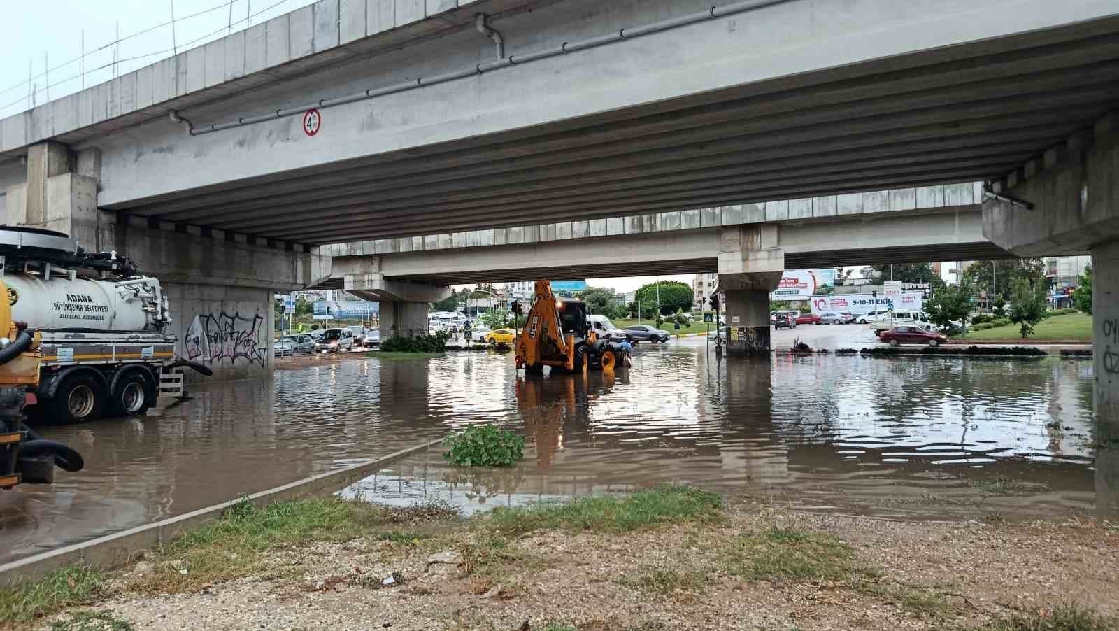 Adana'da Sağanak ve Fırtına Günlük Yaşamı Felç Etti