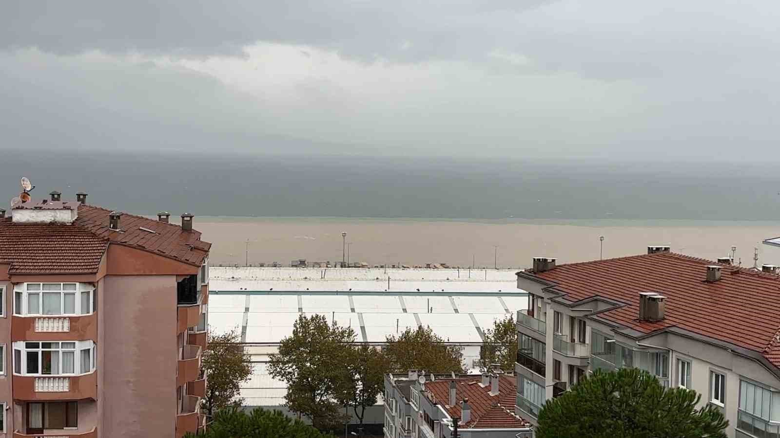 Bursa'da Şiddetli Yağışlar Denizi Çamura Boyadı