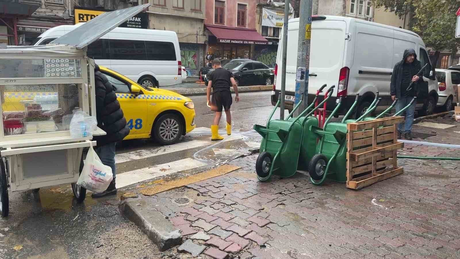 Beyoğlu'nda Sağanak Kabusu: Esnaf Su Baskınlarıyla Mücadele Ediyor