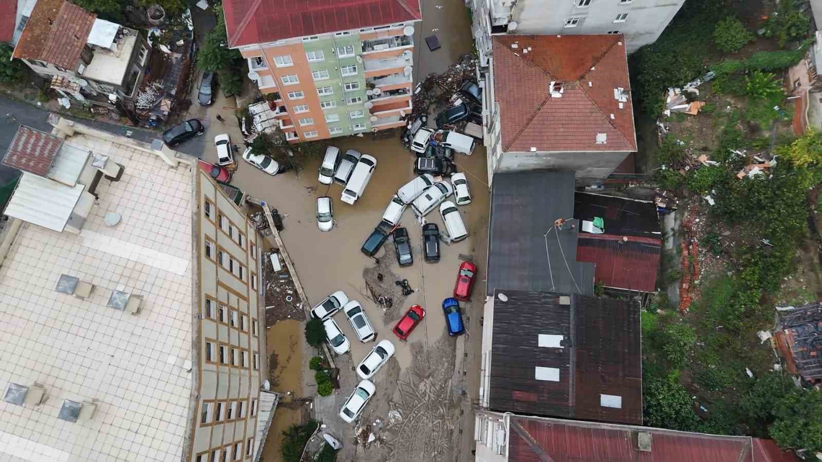 Sarıyer'de Sel Felaketi: Araçlar Üst Üste Yığıldı, Vatandaşlar İhmalden Şikayetçi