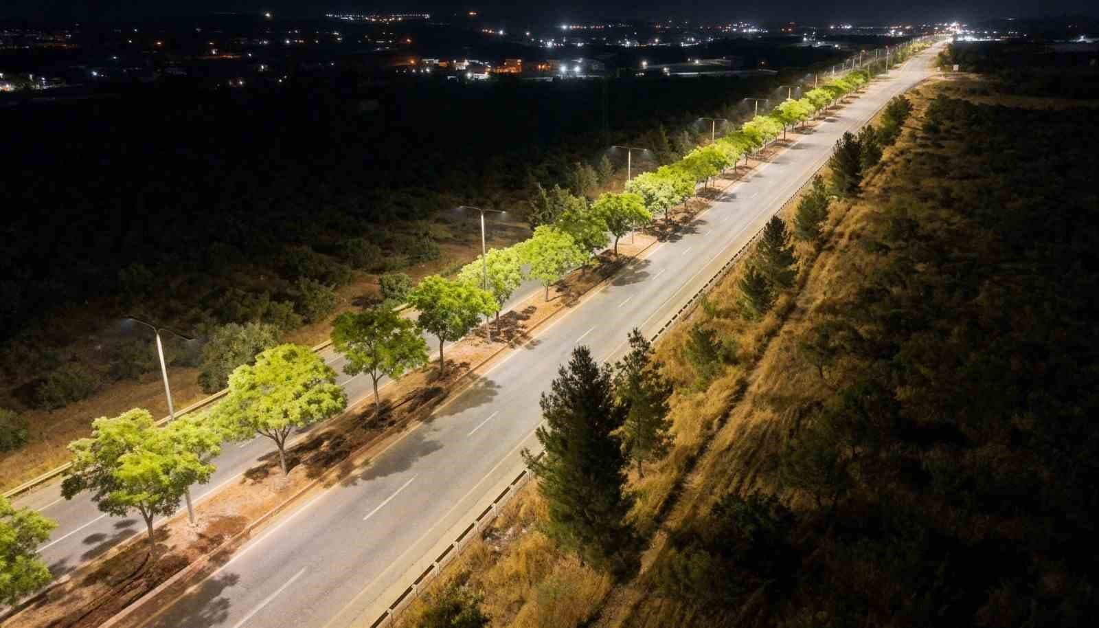 Şanlıurfa GAP Havalimanı Yoluna Modern Aydınlatma Sistemi