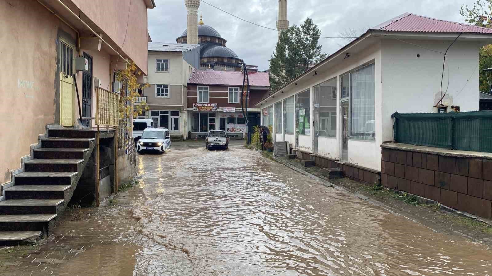 Karlıova'da Sağanak Yağış Sokakları Göle Çevirdi