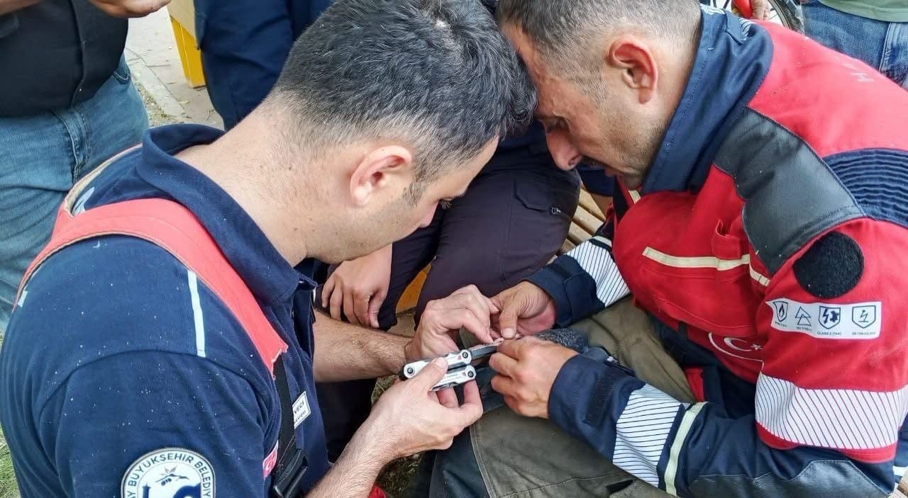İskenderun'da Misinaya Dolanan Güvercin İtfaiye Tarafından Kurtarıldı