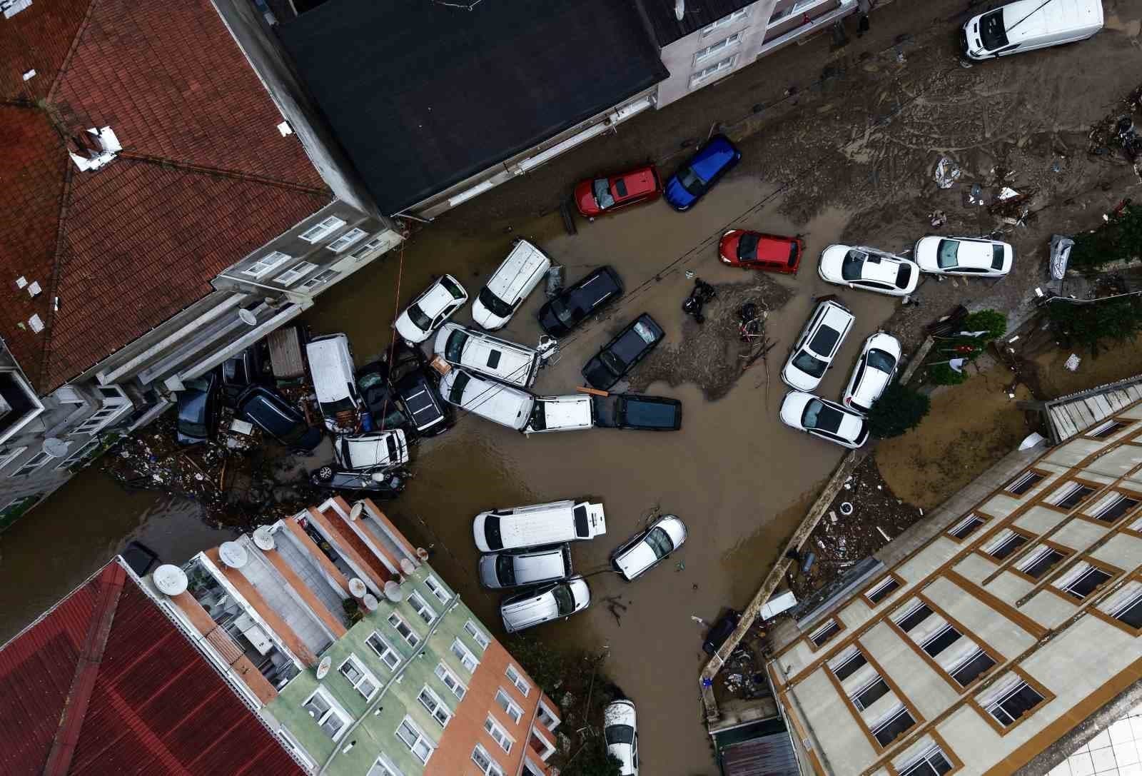 İstanbul'da Şiddetli Yağışlar Sel ve Hasara Yol Açtı