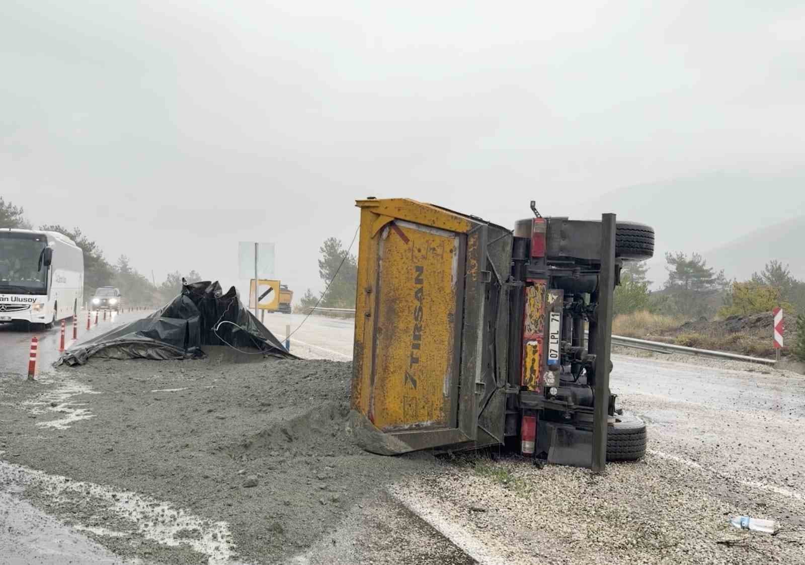 Kastamonu'da Devrilen Maden Kamyonunun Sürücüsü Yaralandı