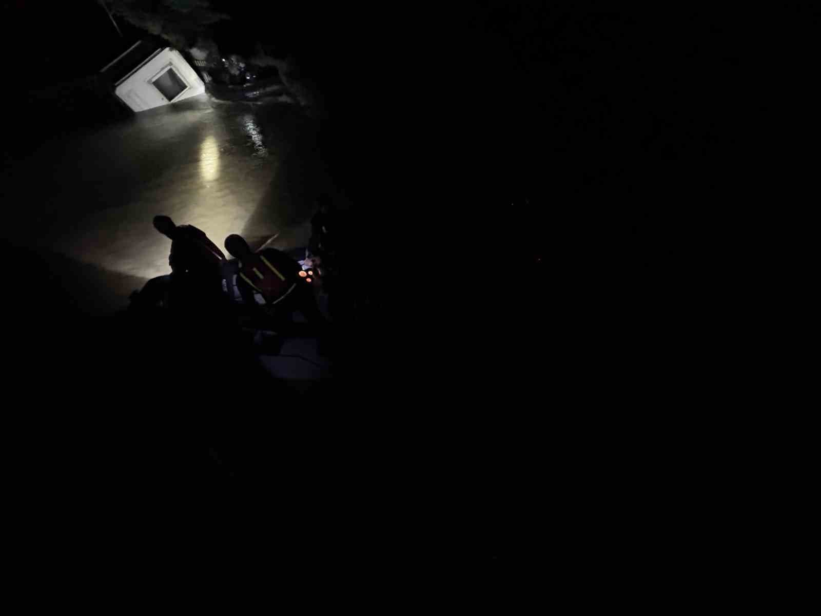 Kemerburgaz'da Sağanak Felaketi: Yollar Göle Döndü, Vatandaşlar İş Makinesiyle Tahliye Edildi