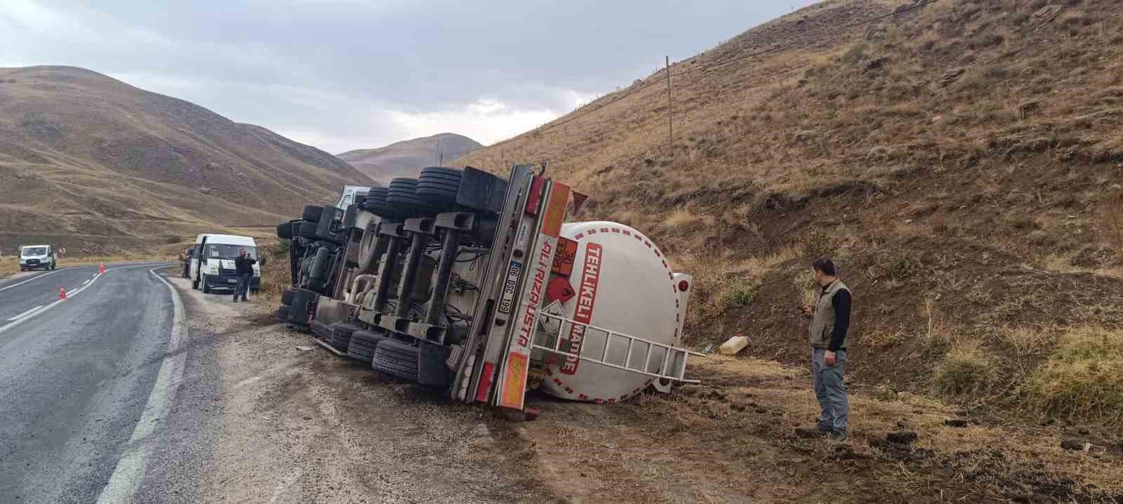 Hakkari'de Yağış Nedeniyle Tanker Devrildi