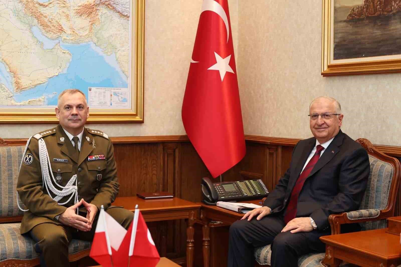 Bakan Yaşar Güler, Polonya Genelkurmay Başkanı Orgeneral Kukula ile Bir Araya Geldi