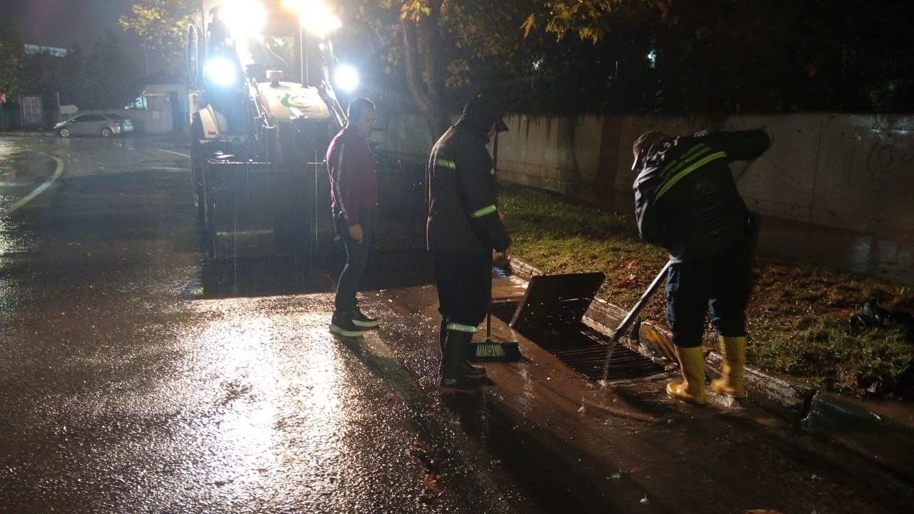 Çayırova'da Şiddetli Yağışa Karşı Gece Mesaisi