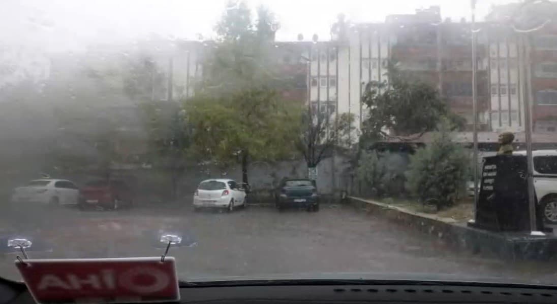 Tunceli'de Şiddetli Yağış ve Fırtına Ulaşımı Olumsuz Etkiledi