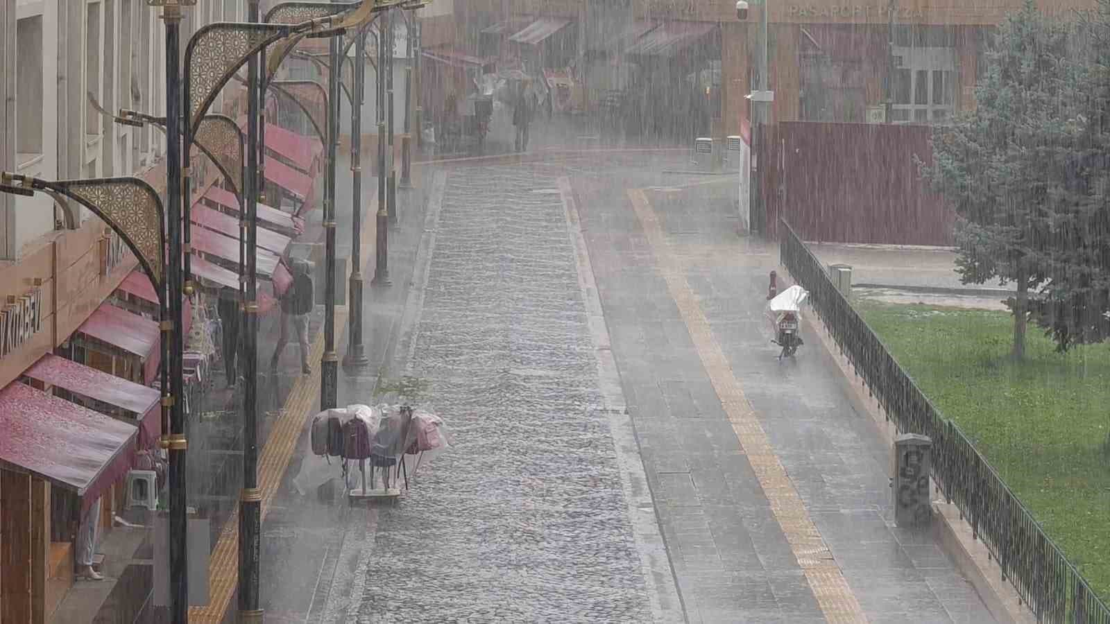 Sivas'ta Şiddetli Yağışlar Maddi Hasara Yol Açtı