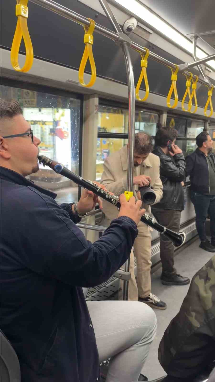 Elazığ'da Belediye Otobüsünde Türkü Sürprizi
