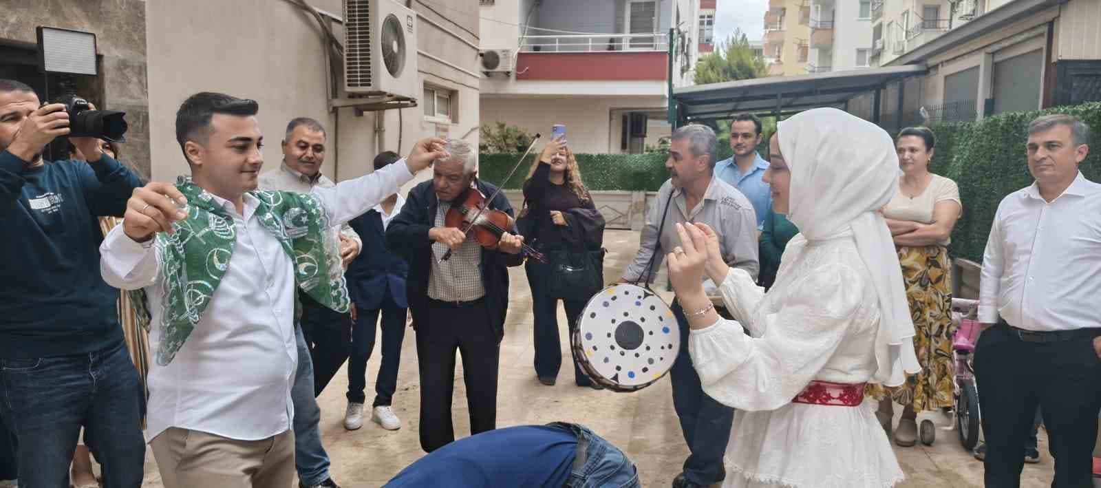 Mersin'de Sıra Dışı Gelin Alma: Damat Vinçle 4. Kata Çıktı