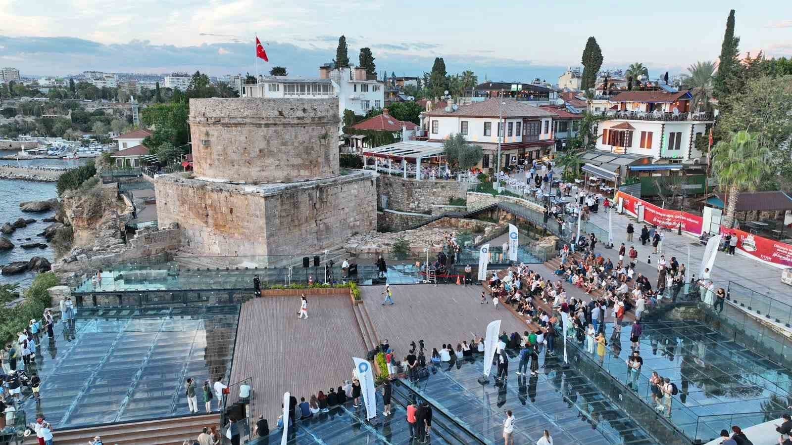 Hıdırlık Kulesi'nde Müzik Rüzgarı: Gün Batımı Konserleri Devam Ediyor