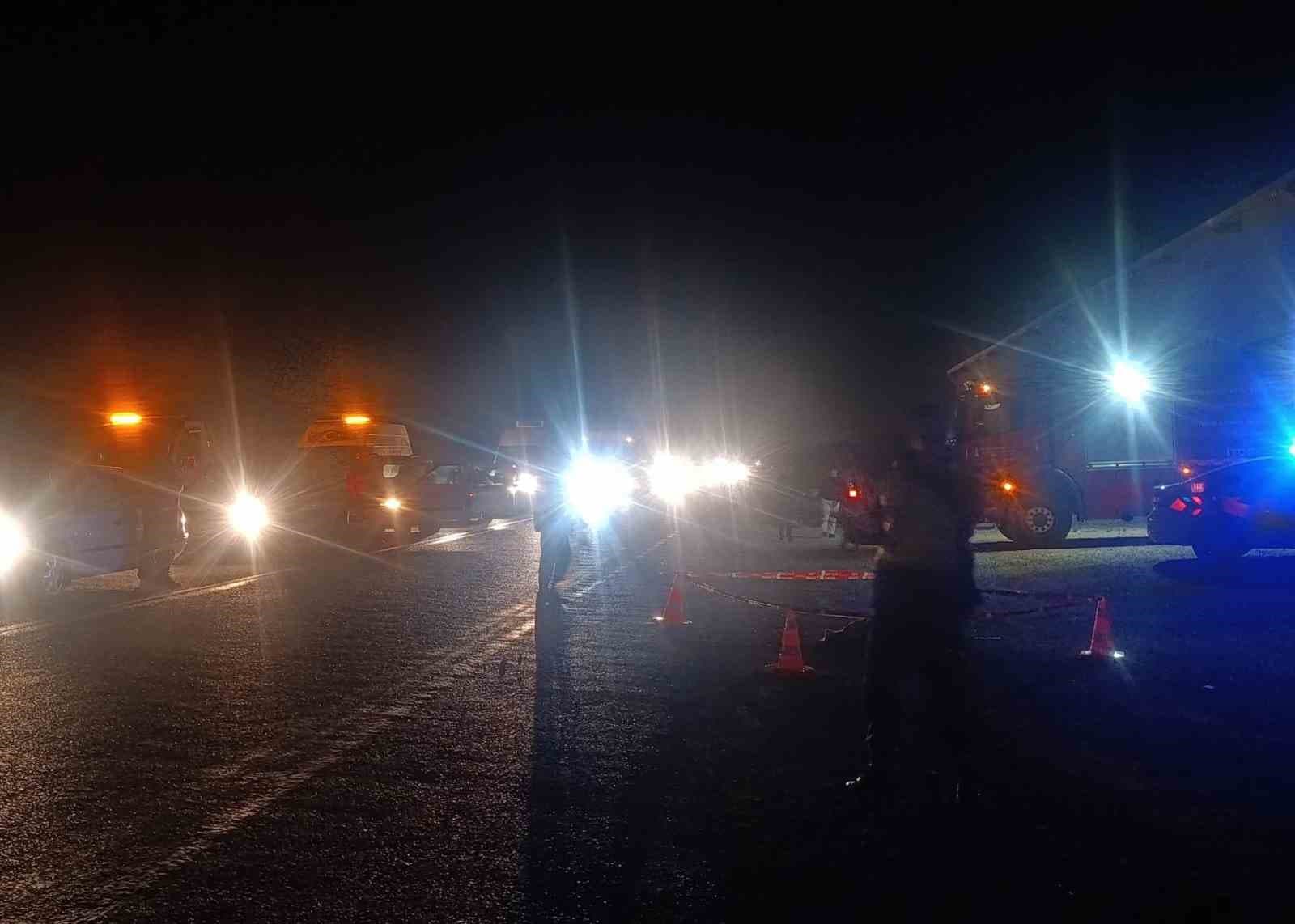 İzmir'de Feci Kaza: Yol Geçen Aileden 2 Ölü, 2 Yaralı