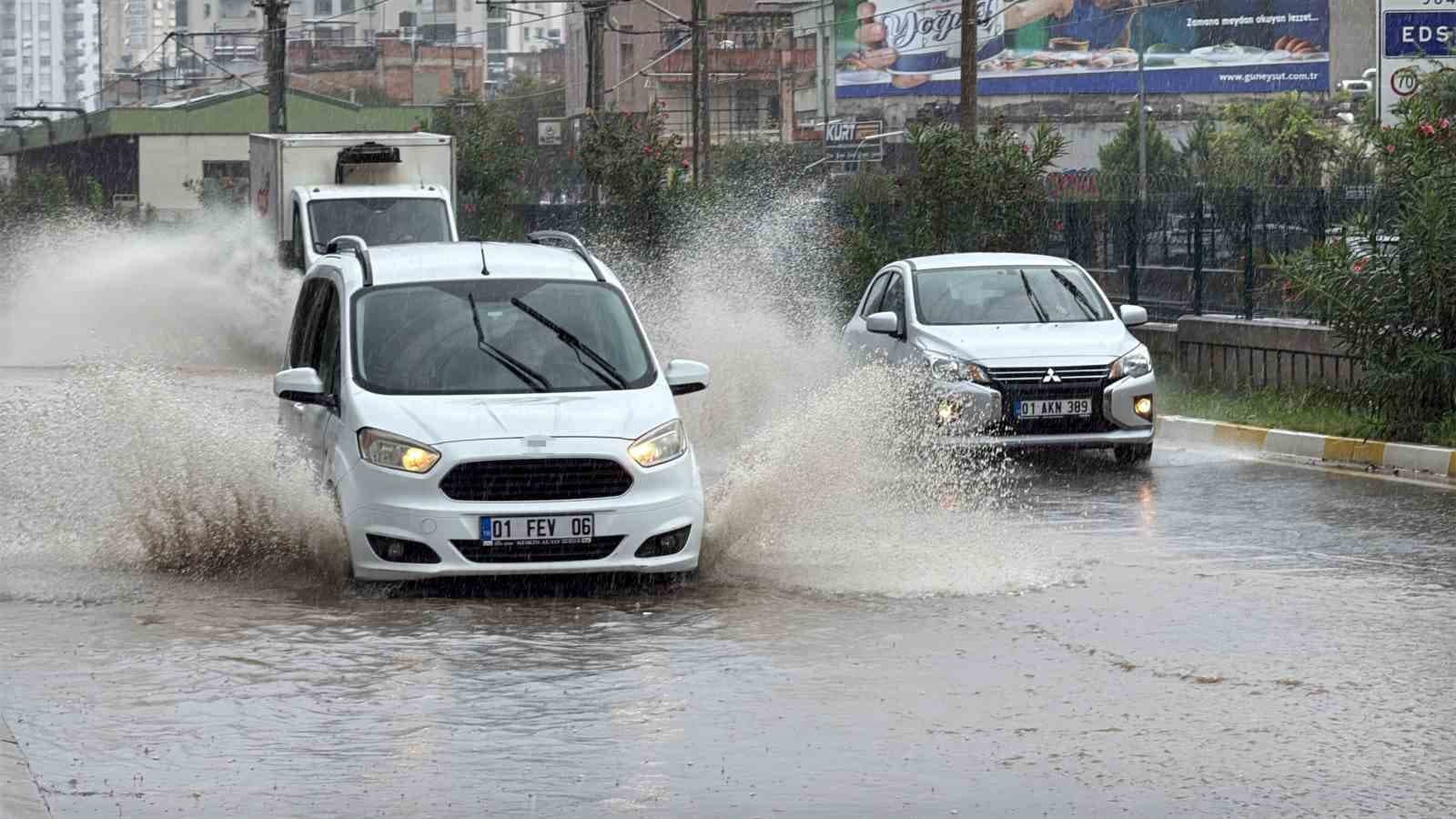 Adana'da Sağanak Yağış Yolları Göle Çevirdi