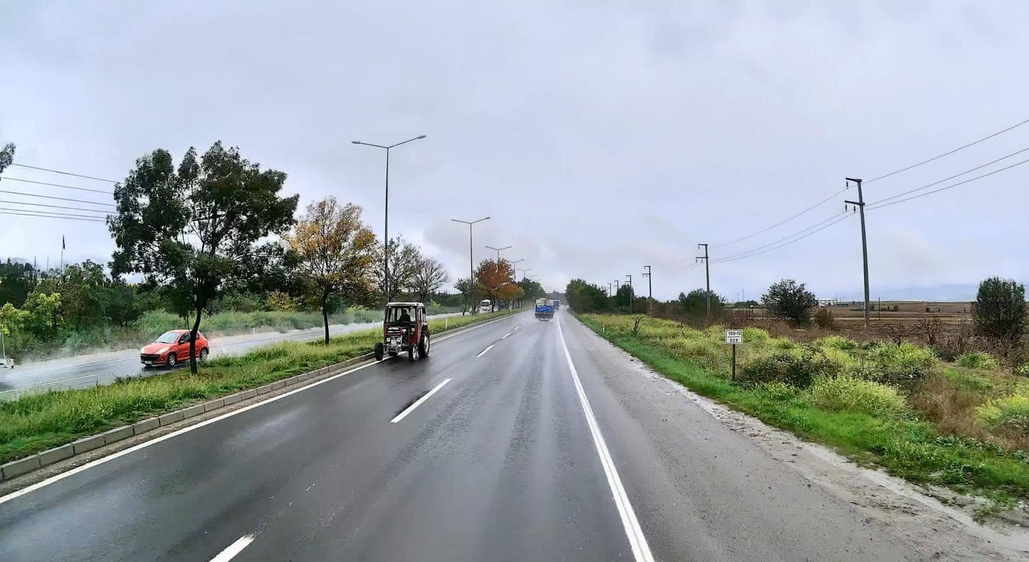 Bolu'da Ters Şeritte İlerleyen Traktör Korku Yarattı