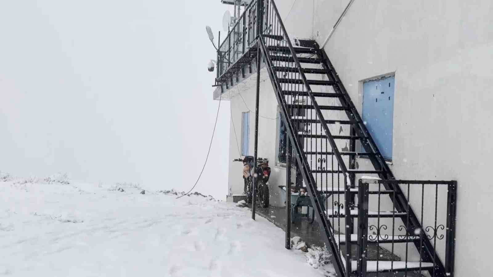 Akdağ Yaylası'na Mevsimin İlk Karı Düştü