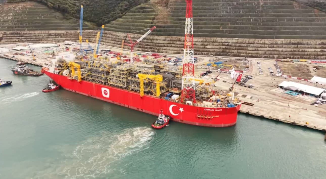 Türkiye'nin İlk Yüzer Doğal Gaz Platformu Osman Gazi Yola Çıktı
