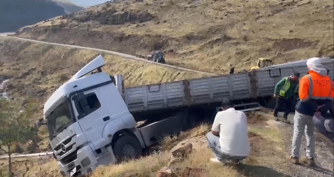 Solhan'da Malzeme Yüklü Tır Uçurumun Eşiğinde Kaldı