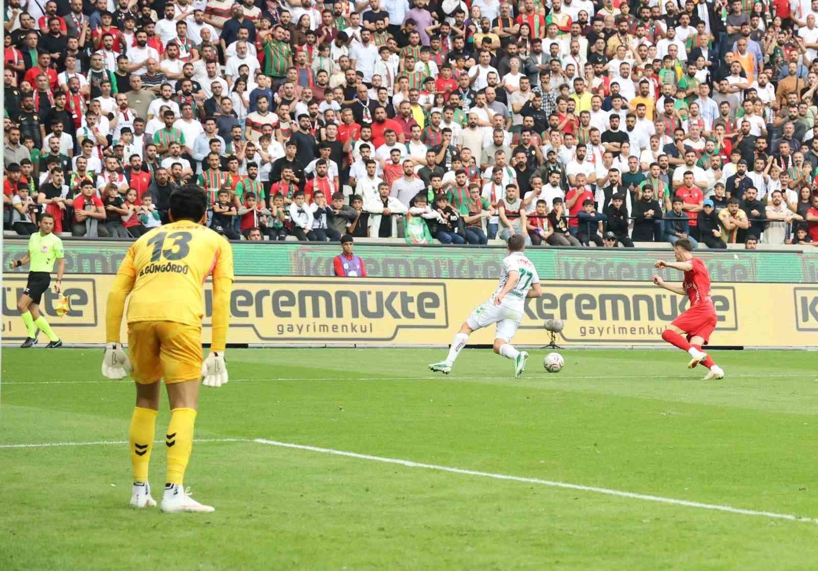 Süper Lig'in 8. Haftasında Amed Sportif Faaliyetler ve Konyaspor Karşı Karşıya: İlk Yarı 0-0