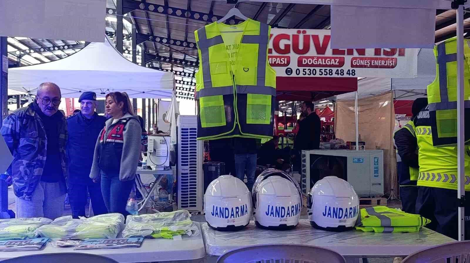 Çivril'de Trafik Güvenliği İçin Reflektörlü Yelek Dağıtıldı
