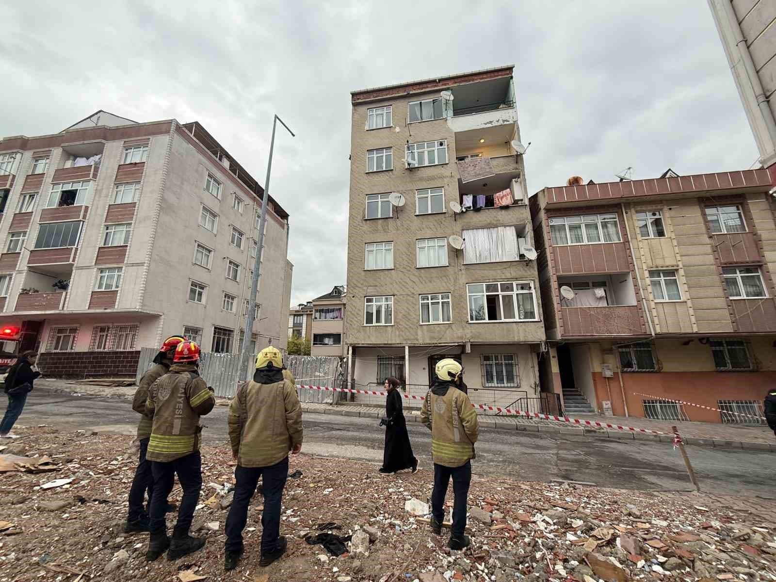 Küçükçekmece'de Çatlama Sesleri Gelen Bina Tahliye Edildi