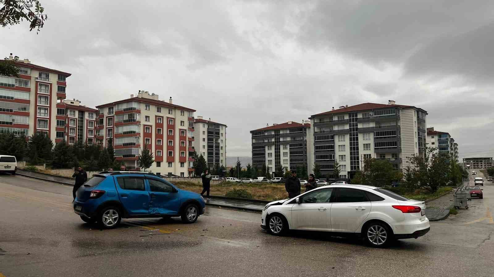 Beypazarı'nda İki Otomobil Çarpıştı