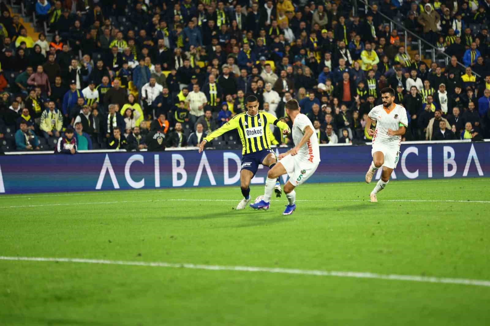 Süper Lig'in 8. Haftasında Fenerbahçe, Alanyaspor Karşısında İlk Yarıyı Önde Kapattı