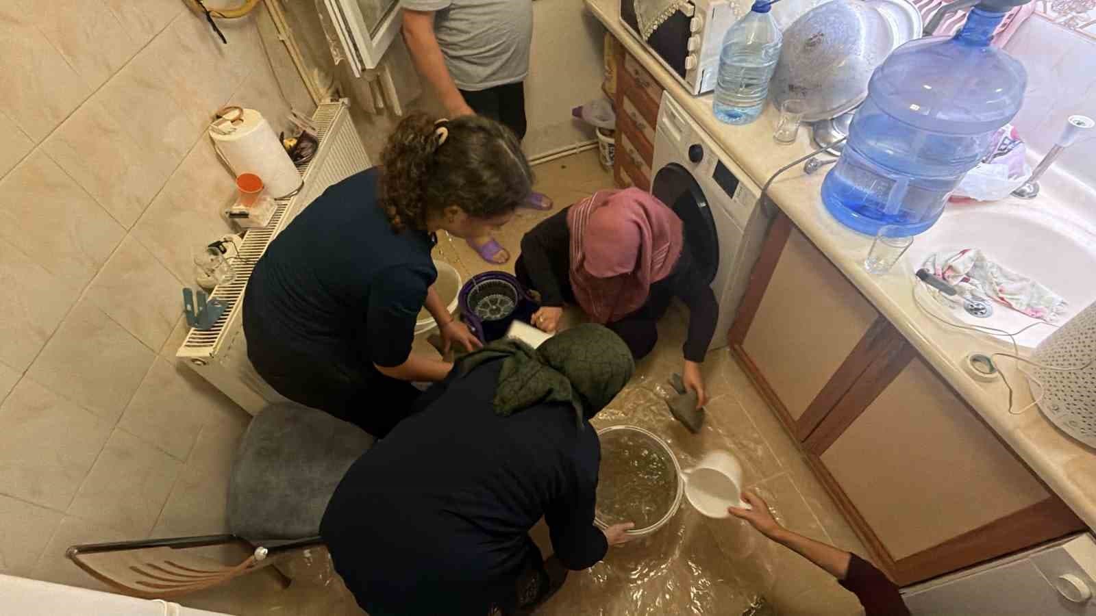 Bolu'da Sağanak Yağış Felaketi: 6 Daireyi Su Bastı