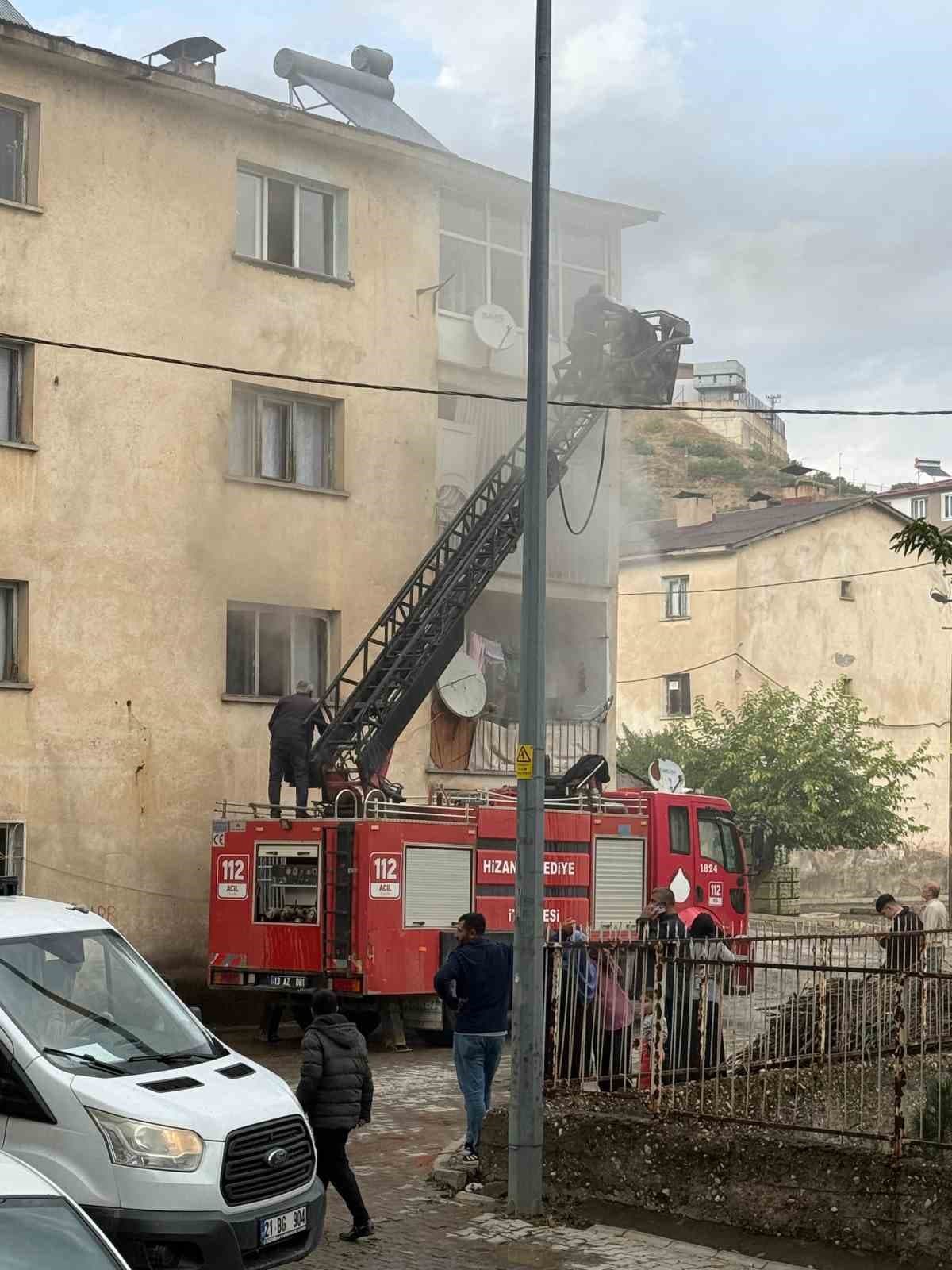 Hizan'da Korkutan Ev Yangını
