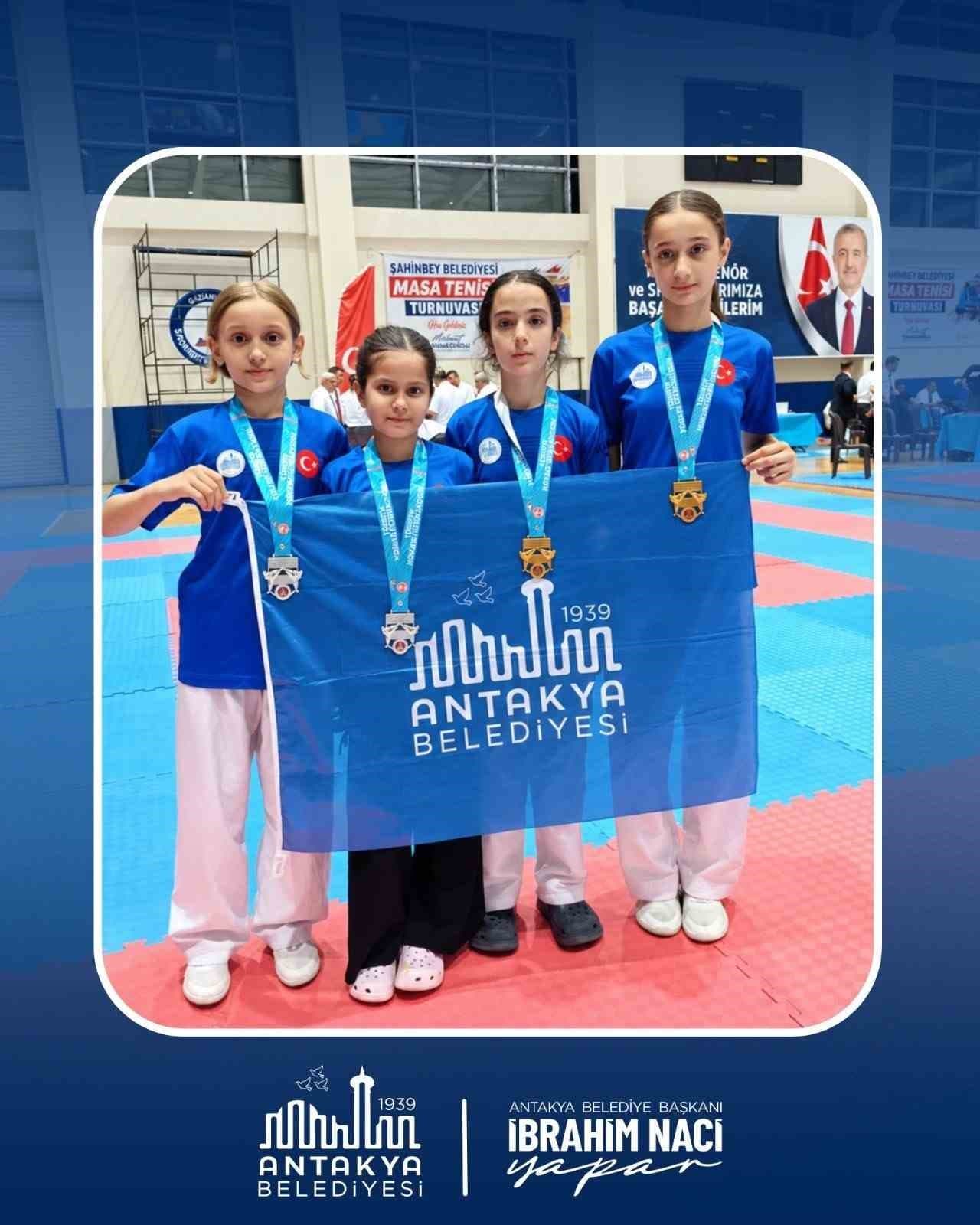 Antakya Belediyesi Karate Takımı'ndan Büyük Başarı: 12 Madalya