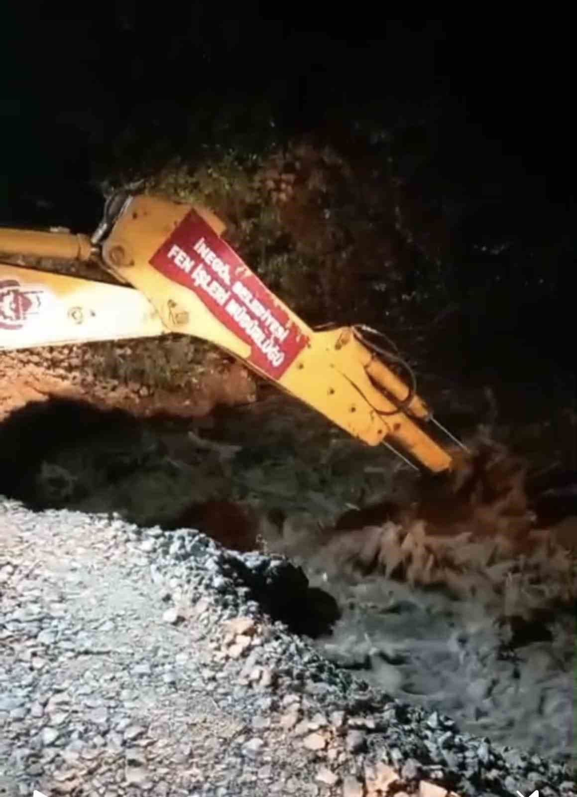 Bursa İnegöl'de Şiddetli Yağış Köprüyü Çökertti: Sürücüler Mahsur Kaldı