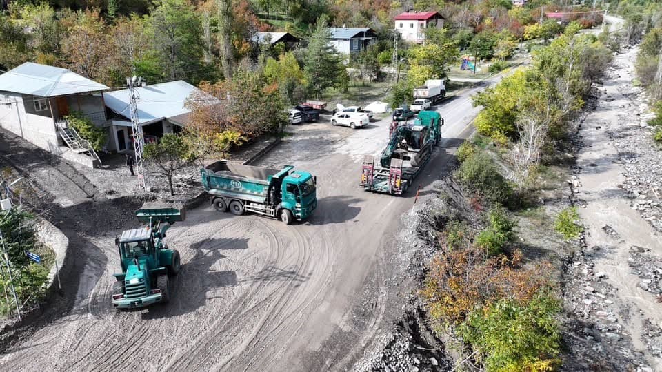 Uzundere'de Sel ve Rusubat Birikintilerine Karşı Yoğun Çalışma