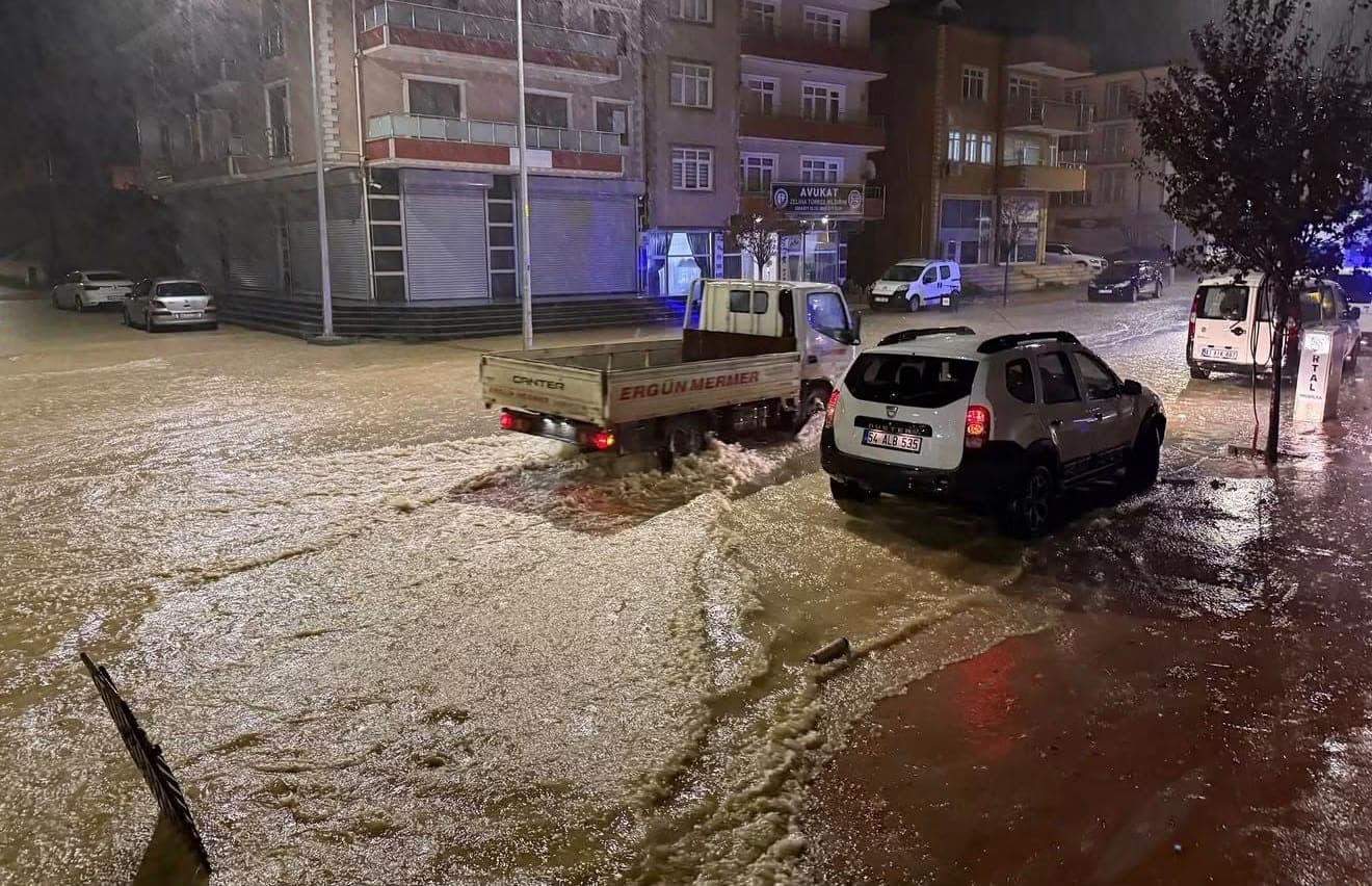 Sakarya Kaynarca'da Sel Baskını: Sokaklar Nehre Döndü