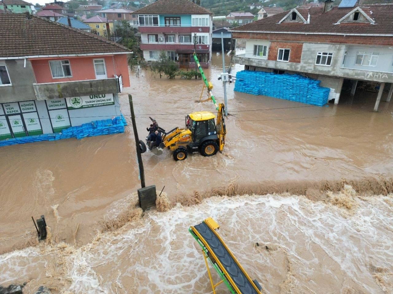Karasu'da Baraj Suları Taştı: Darıçayırı Mahallesi Sel Altında