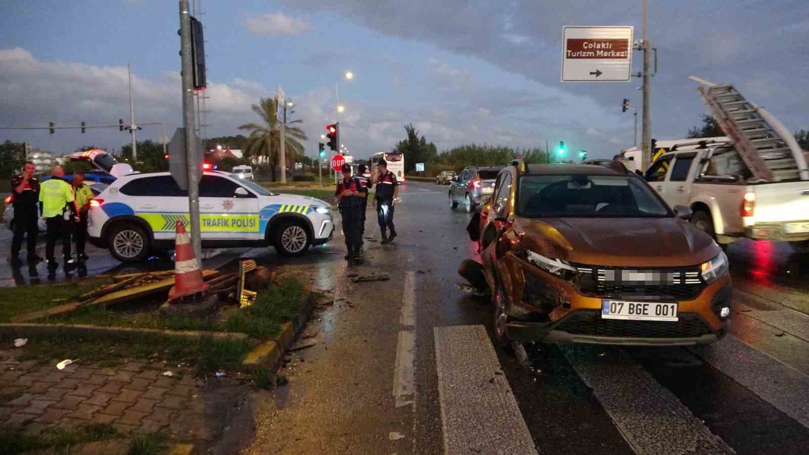 Manavgat'ta Kırmızı Işık İhlali Zincirleme Kazaya Yol Açtı: 2 Yaralı