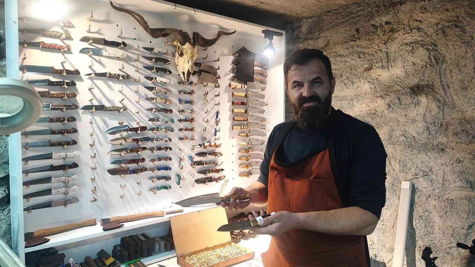 Odunluğu Sanat Atölyesine Dönüştürdü: Hurda Metallerden Özel Tasarım Bıçaklar