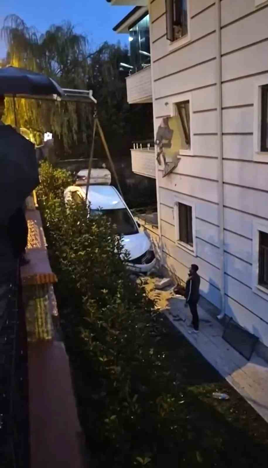 Sakarya'da Otomobil Apartmanın İkinci Katına Girdi