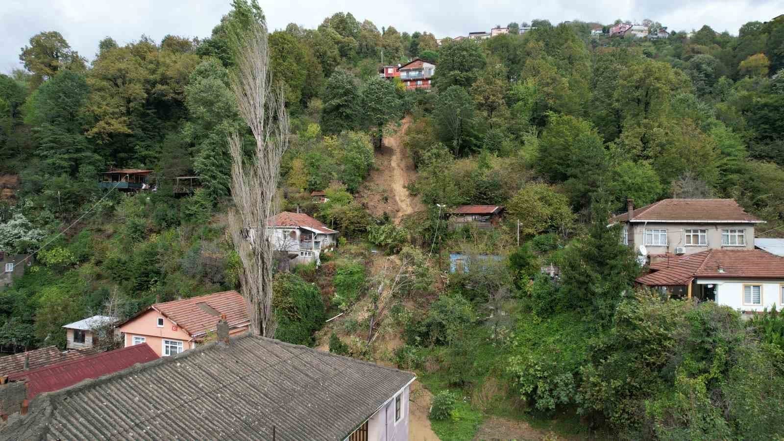 Zonguldak'ta Heyelan Evin Yolunu Kapattı, Elektrikler Kesildi