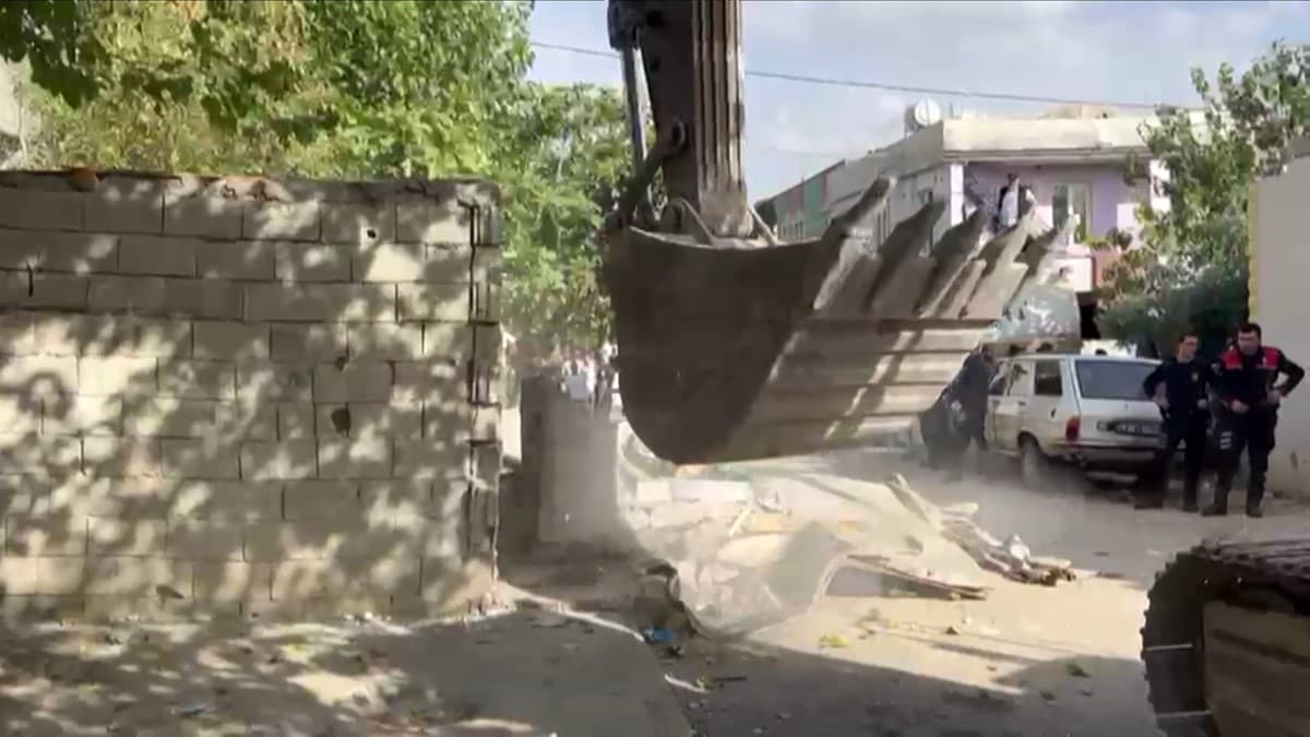 Adıyaman'da Silahlı Çatışma Sonrası Kaçak Yapılara Yıkım Operasyonu