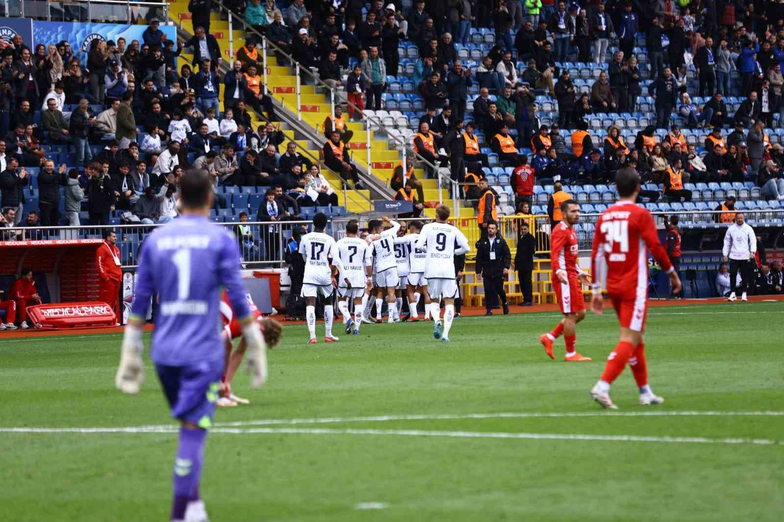 Kasımpaşa ve Samsunspor Arasındaki Mücadelenin İlk Yarısı 2-1 Bitti