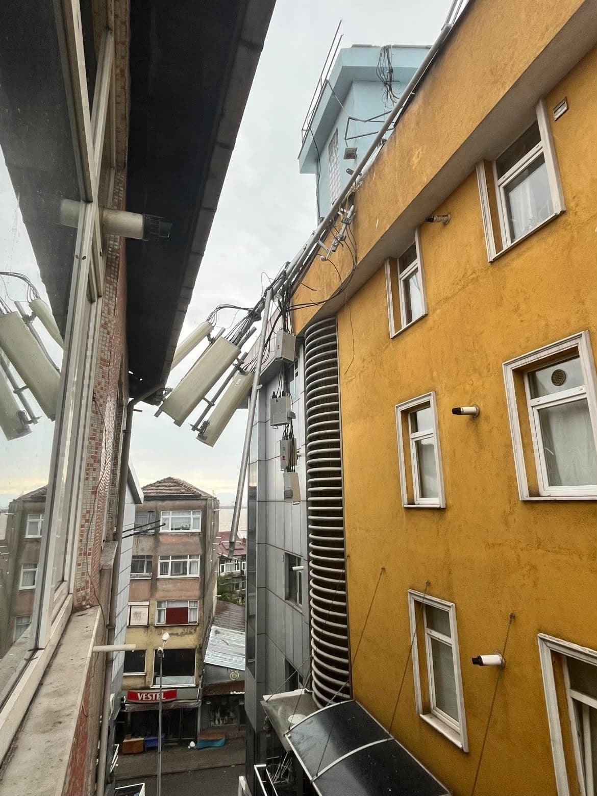Karadeniz Ereğli'de Şiddetli Rüzgar Baz İstasyonunu Devirdi