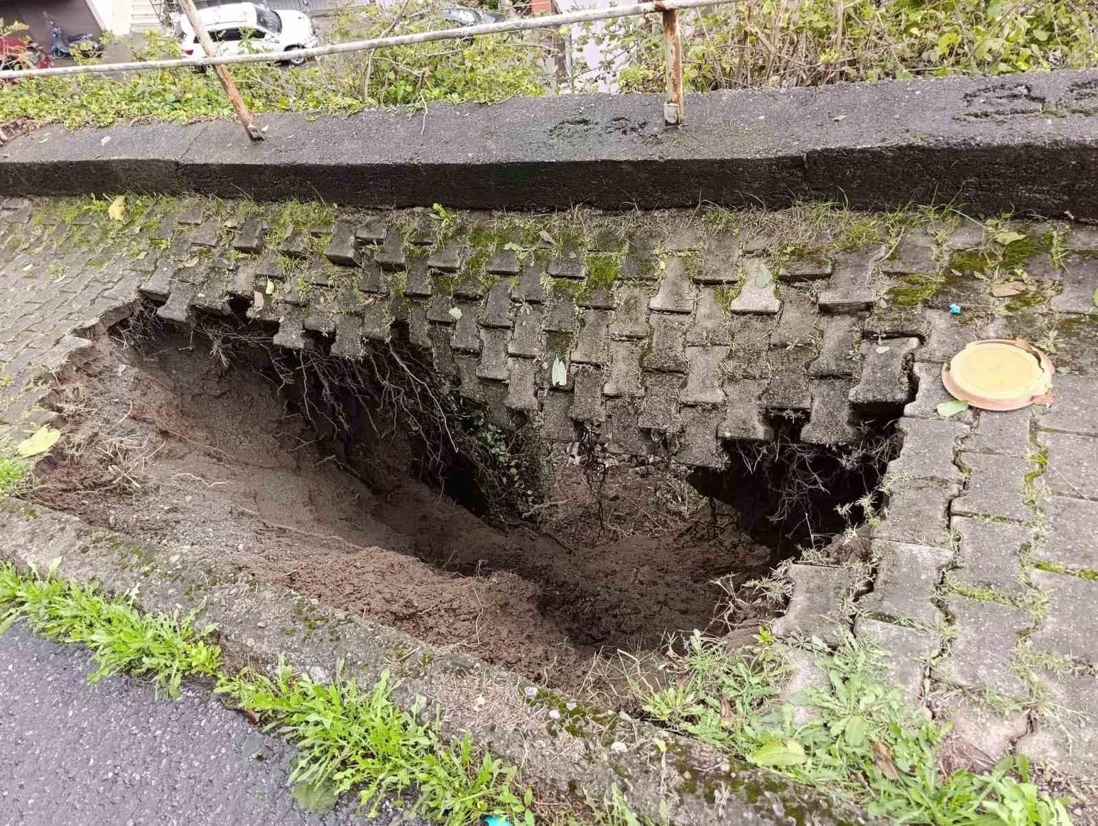 Karadeniz Ereğli'de Şiddetli Yağış Kaldırımı Çökertti