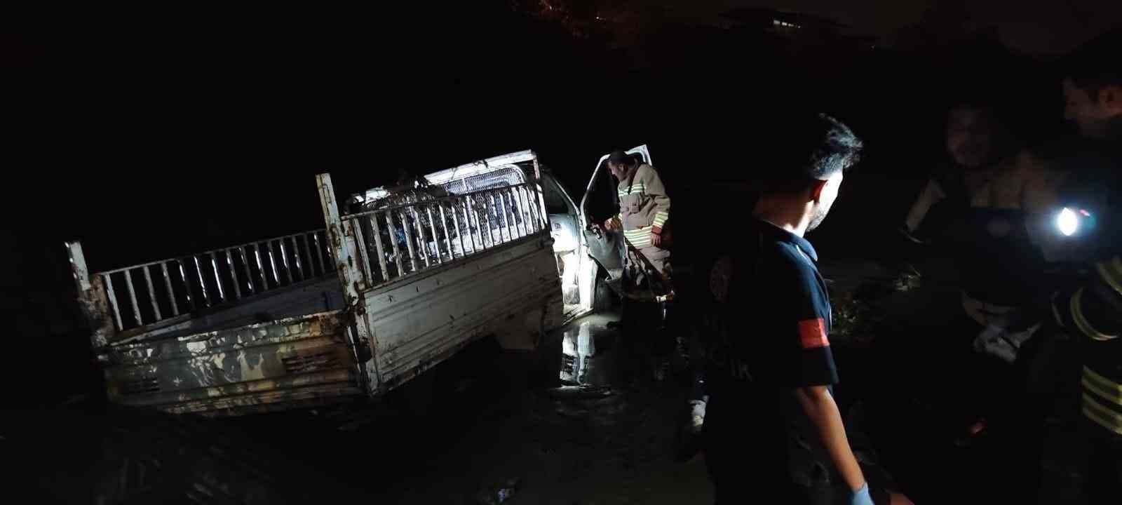Defne'de Kamyonet Asi Nehri'ne Düştü: 2 Yaralı